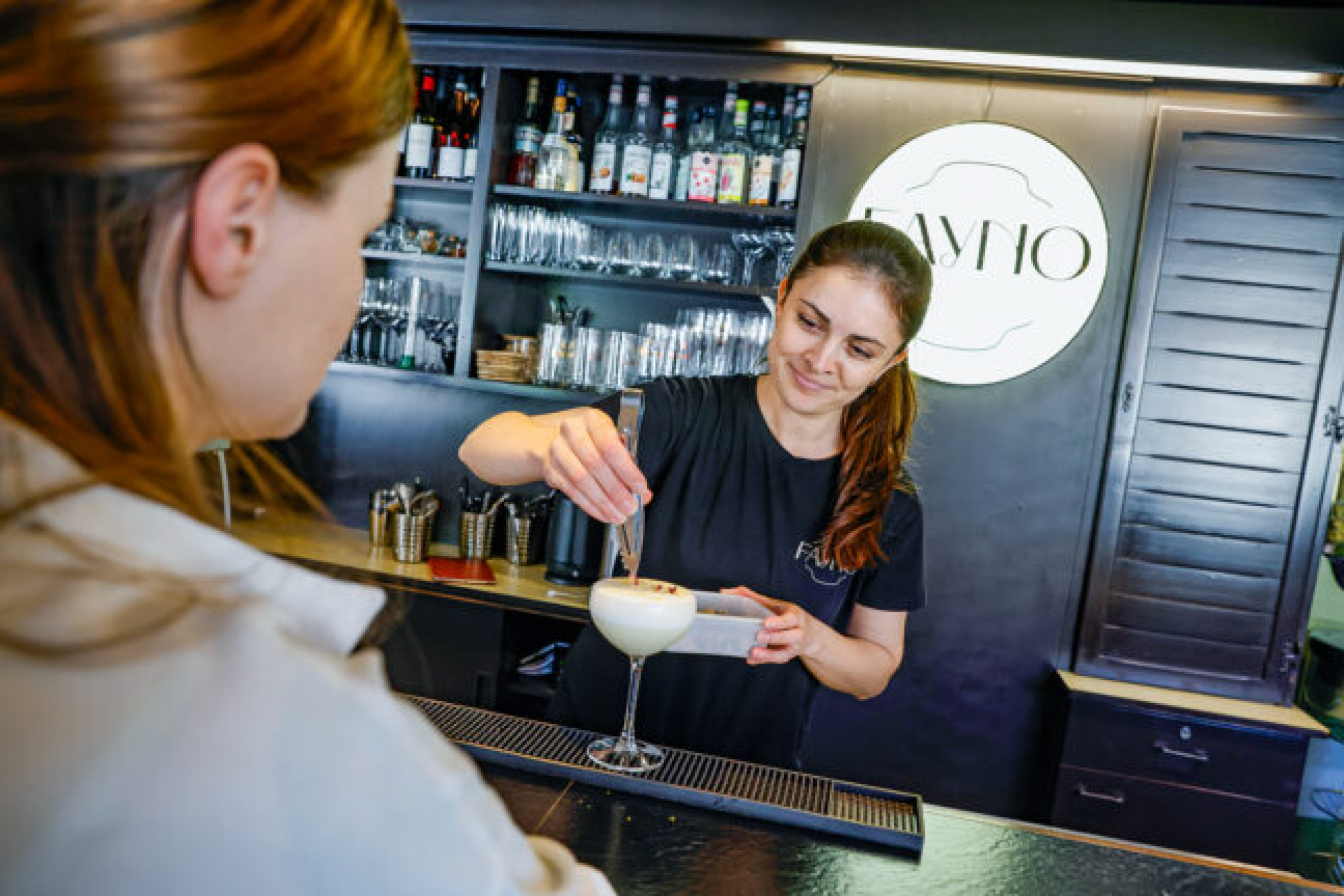21.05.2026
Datteln
Ukrainisches Restaurant FAYNO 
Veleriia Humeniuk ( weißes Hemd , Chefin ) mit Barkeeper Alona Doha
foto: copyright  marco stepniak  -  

mobil  +49  171-2771906   marco@stepniak-bild.de